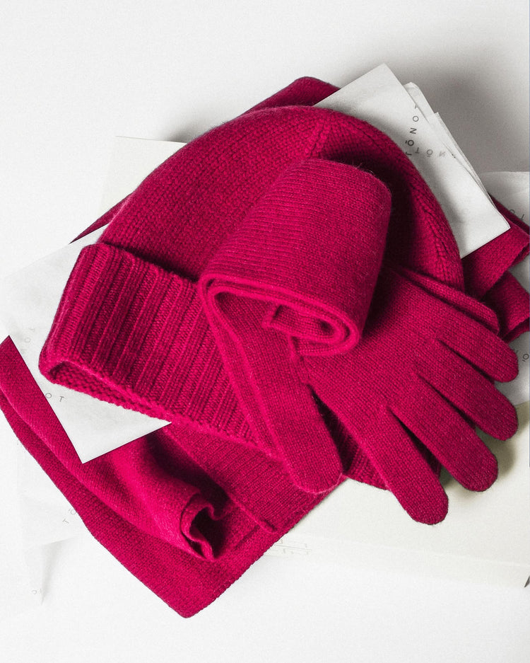 Everwarm Beanie laid over the Eterna Neckwarmer and Eterna Gloves